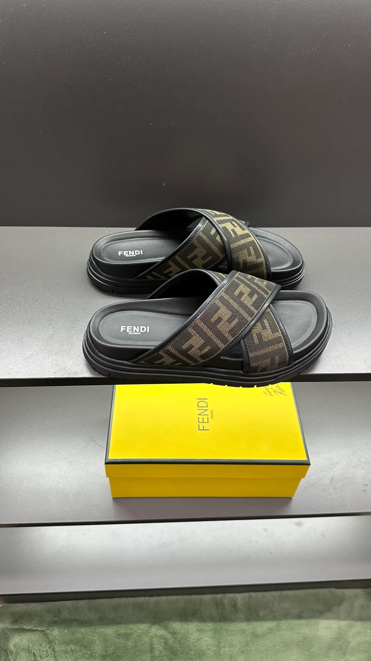 P300 [Fendi Slippers] High-end men's shoes brand, official website 1:1 latest masterpiece: original mold customization, fabrics made of imported original materials, upgraded outsole, lighter and non-slip. The market's top quality, simple yet tasteful, a must-have for fashionistas, fashionable at your feet, full of confidence, the same style at the counter 👍The season of summer slippers is here. Code: 38-45, 46 order
